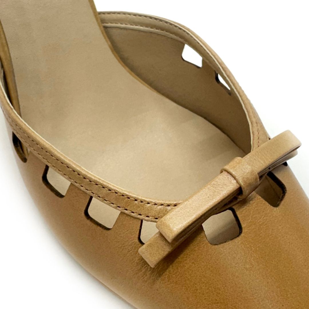 Mule Bella de tacón kitten en color Tan — Esenciales II de María Conchita Alcalá