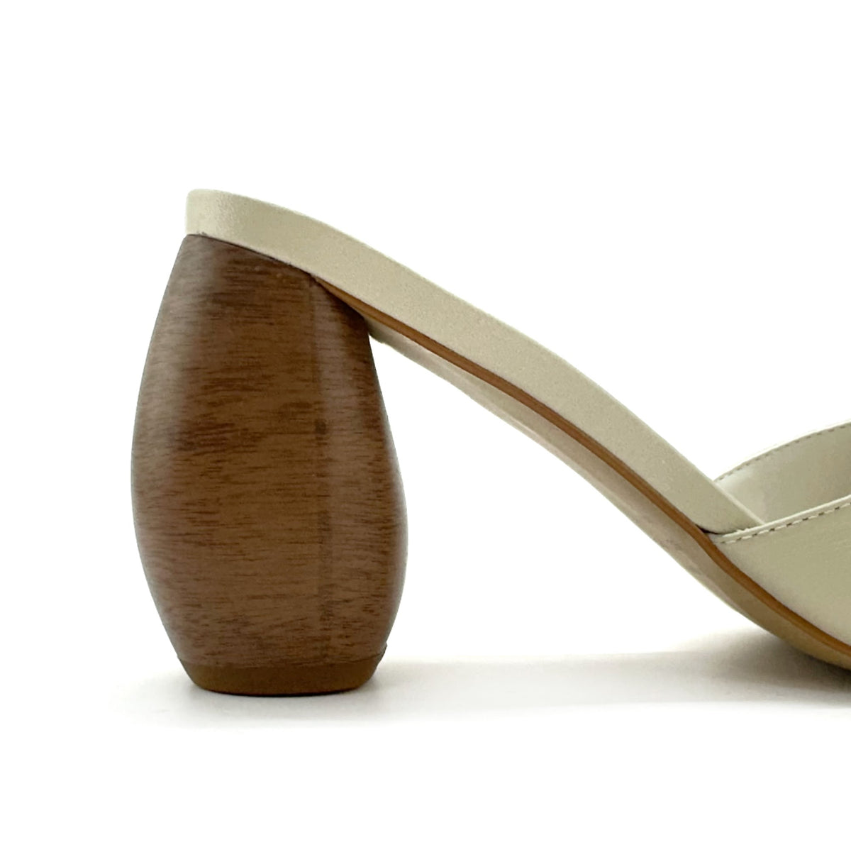 Mule Luna de tacón escultural en color Off White — Esenciales II de María Conchita Alcalá