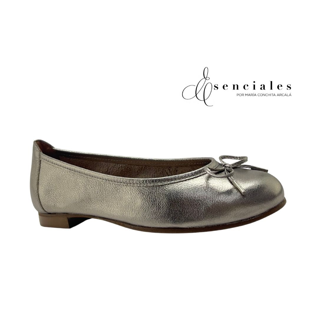 Ballerina Signature con lazo en color Metal Stone — Esenciales II de María Conchita Alcalá