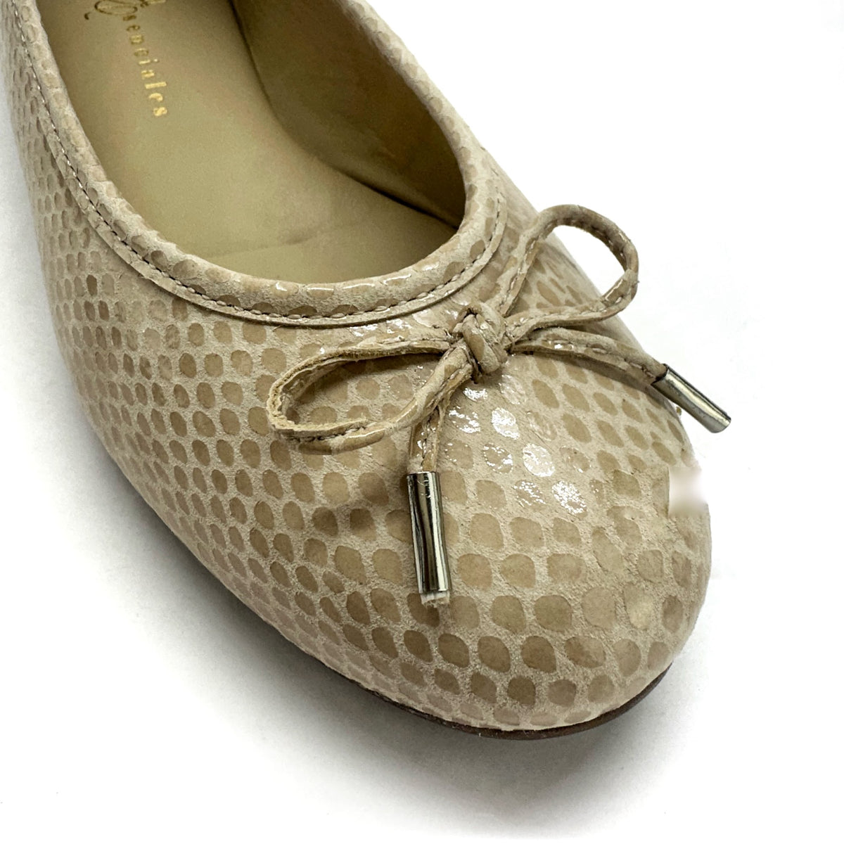 Ballerina Signature con lazo en color Python Nude — Esenciales II de María Conchita Alcalá