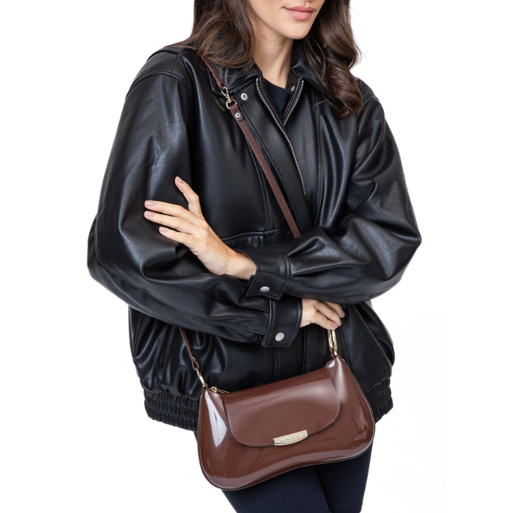 Cartera de hombro de charol en color Brown