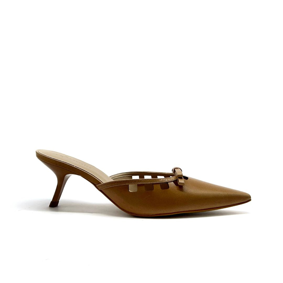 Mule Bella de tacón kitten en color Tan — Esenciales II de María Conchita Alcalá