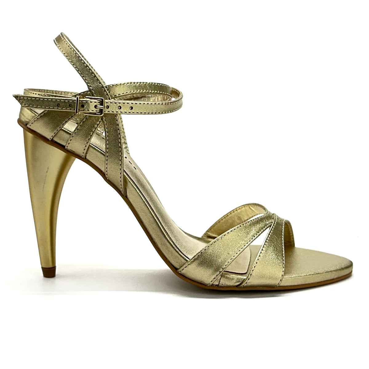Sandalia Reya de tiras en color Light Gold — Esenciales II de María Conchita Alcalá