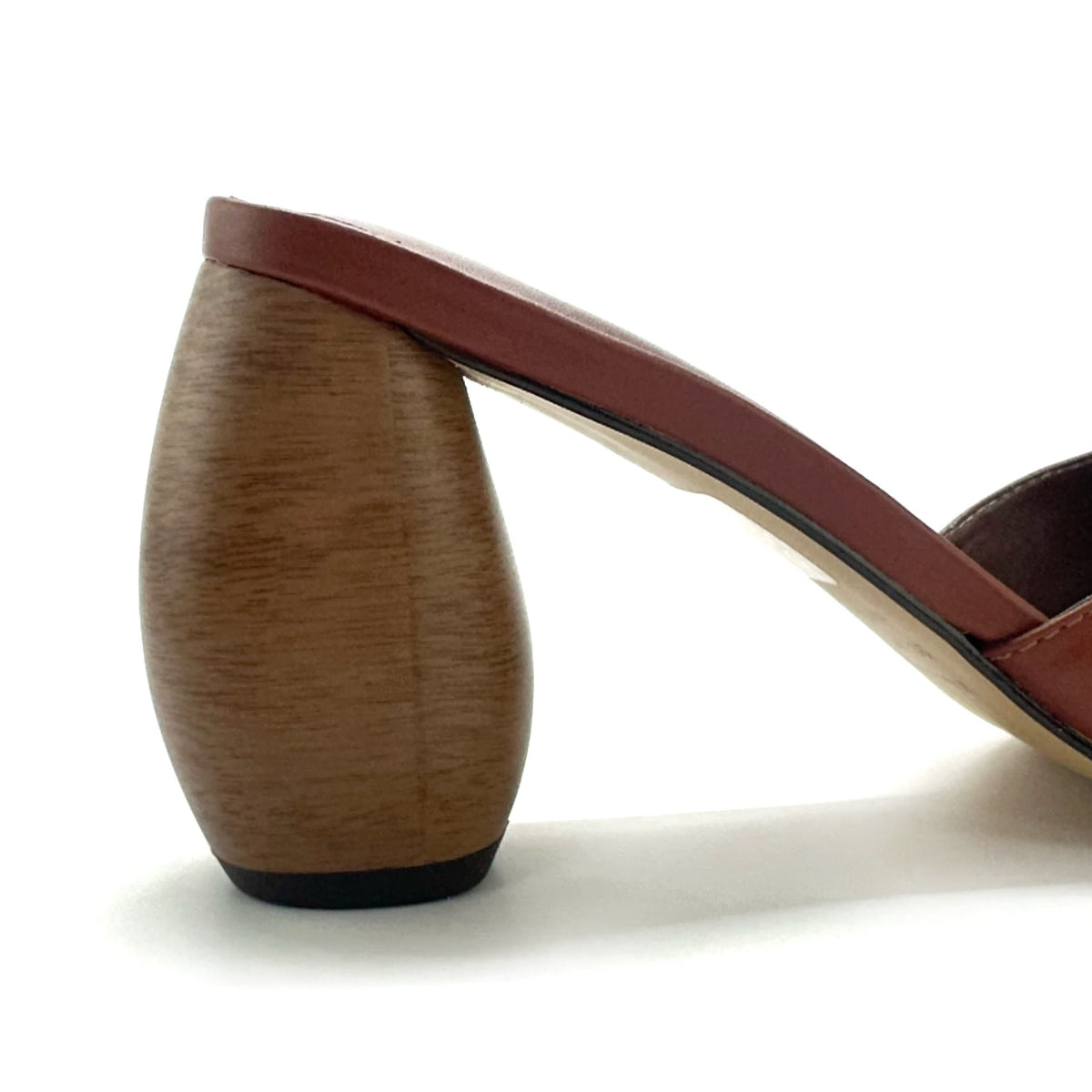 Mule Luna de tacón escultural en color Brown — Esenciales II de María Conchita Alcalá