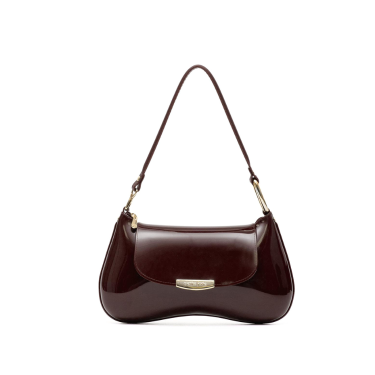 Cartera de hombro de charol en color Brown