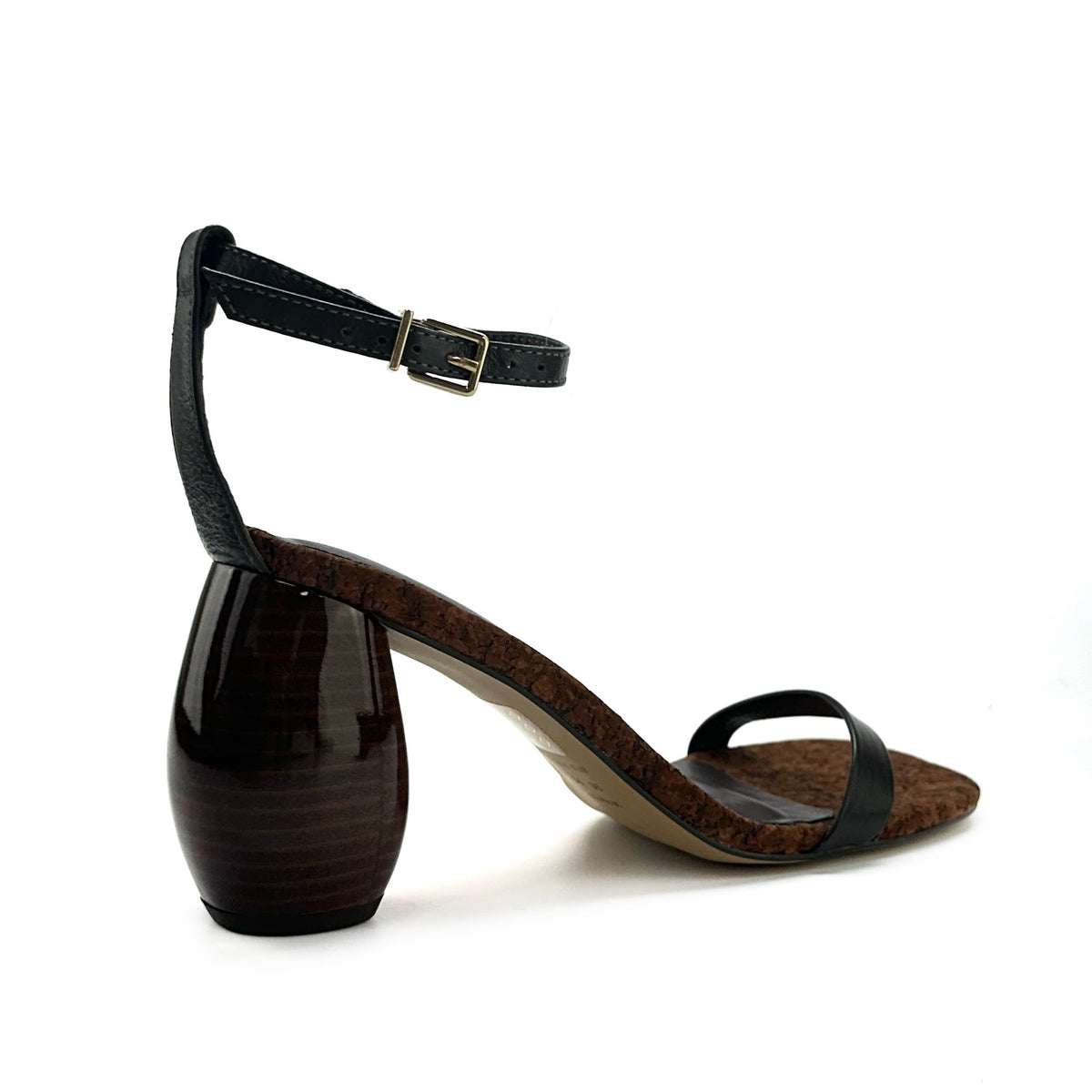 Sandalia Sage de tacón escultural en color Dk Brown — Esenciales II de María Conchita Alcalá