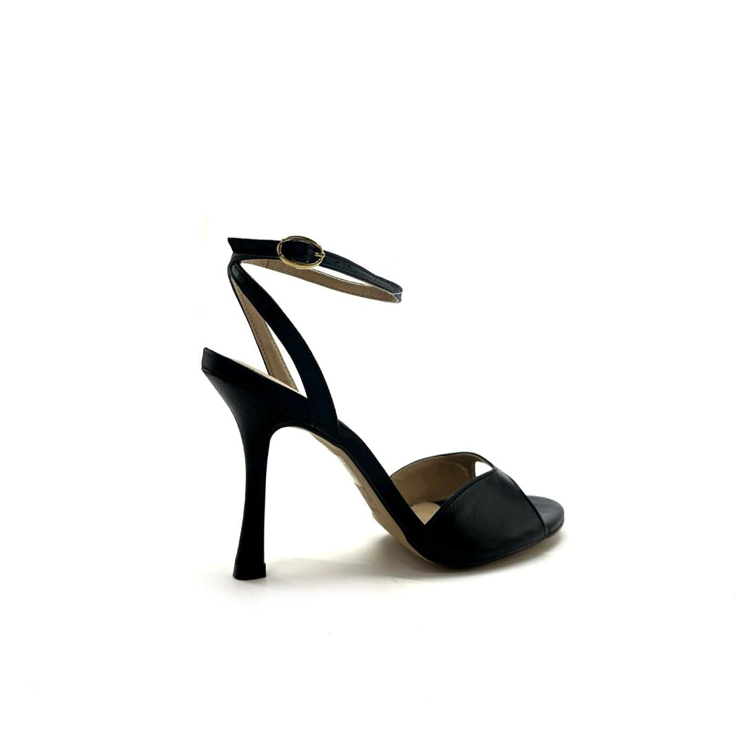 Sandalia Stella de tacón alto en color Black — Esenciales II de María Conchita Alcalá