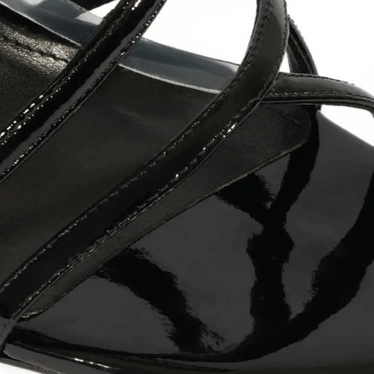 Sandalia de tiras entrecruzadas en color Trans Black