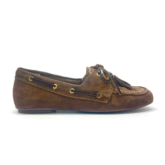 Mocasín náutico de gamuza en color Brownie — Esenciales II de María Conchita Alcalá