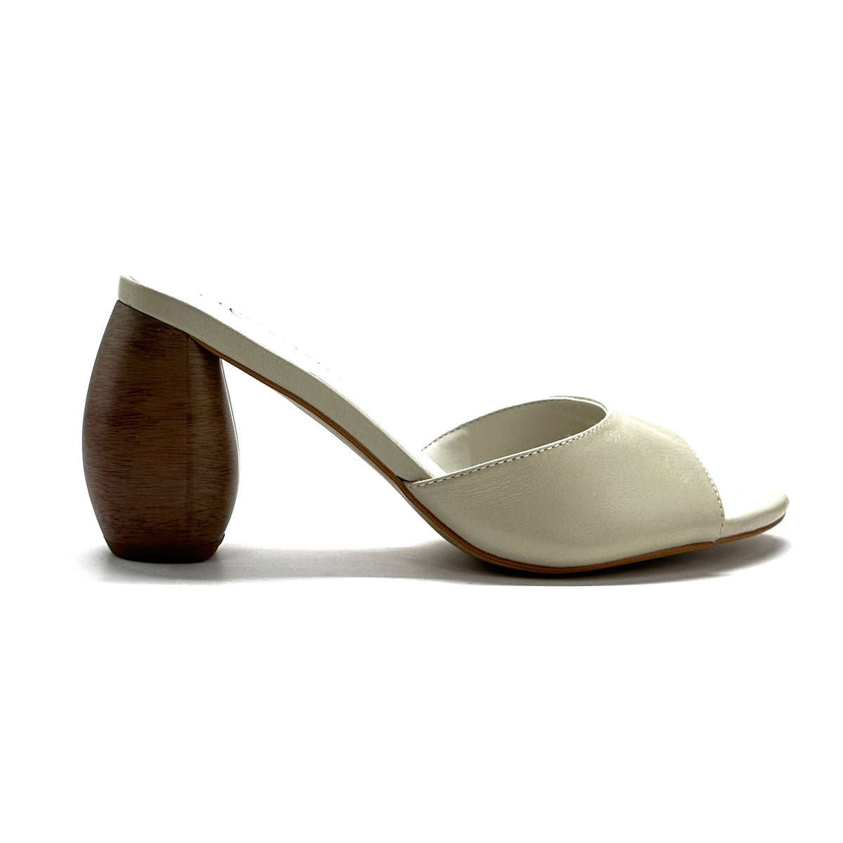 Mule Luna de tacón escultural en color Off White — Esenciales II de María Conchita Alcalá