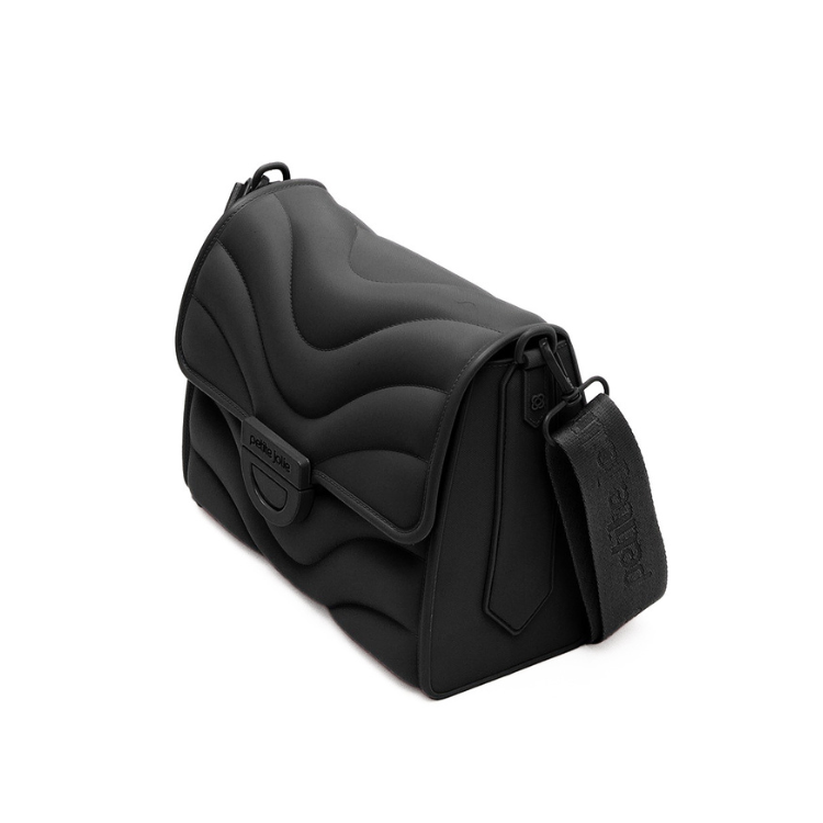 Cartera acolchada con solapa en color Black