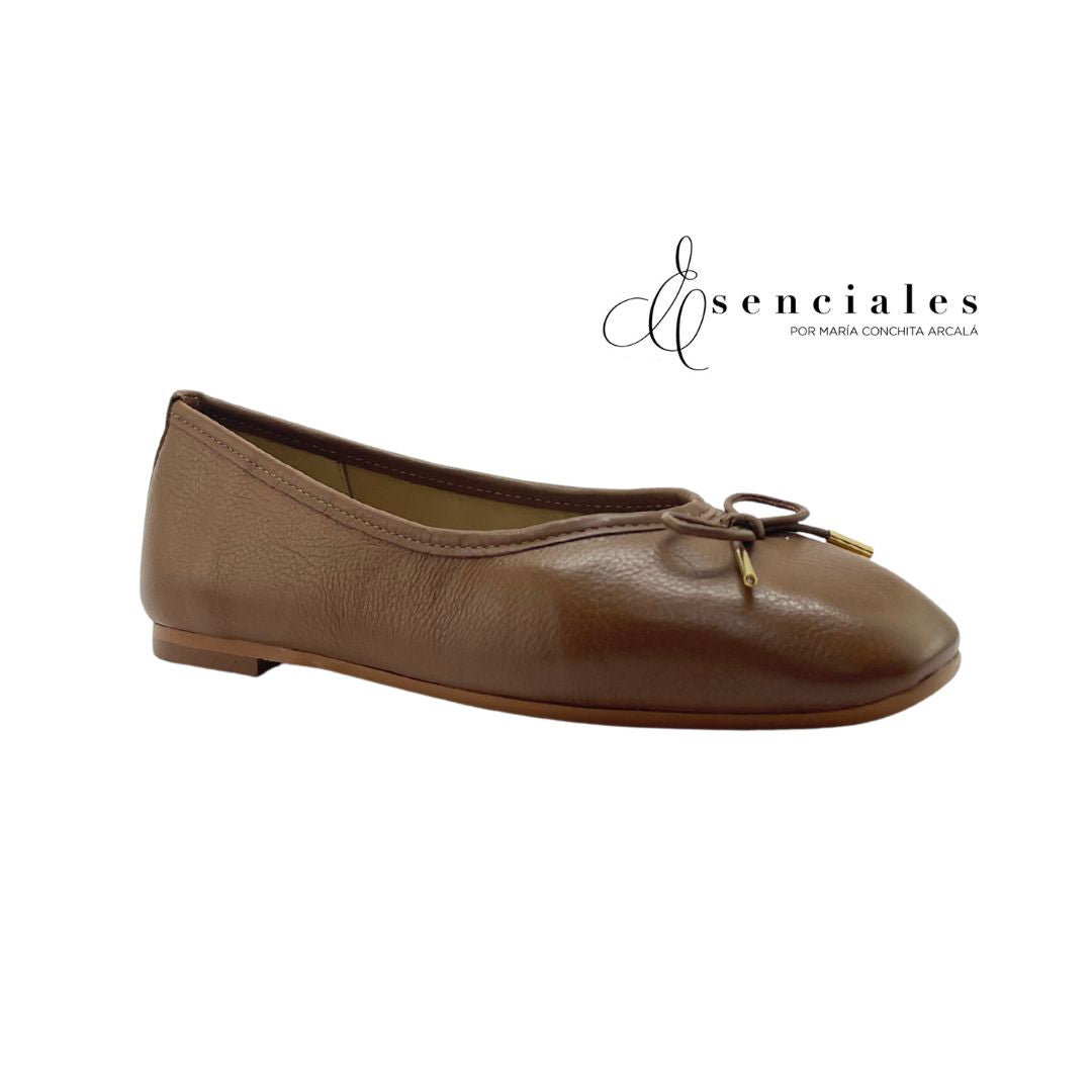 Ballerina con lazo en color Apo Tobaco — Esenciales II de María Conchita Alcalá
