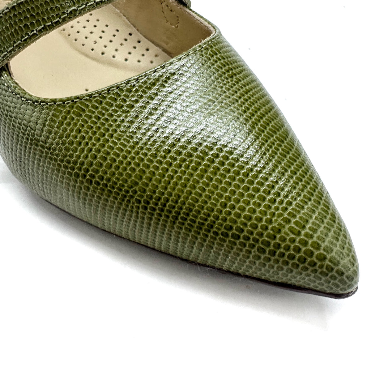 Mary Jane de punta en color Cedar — Esenciales II de María Conchita Alcalá