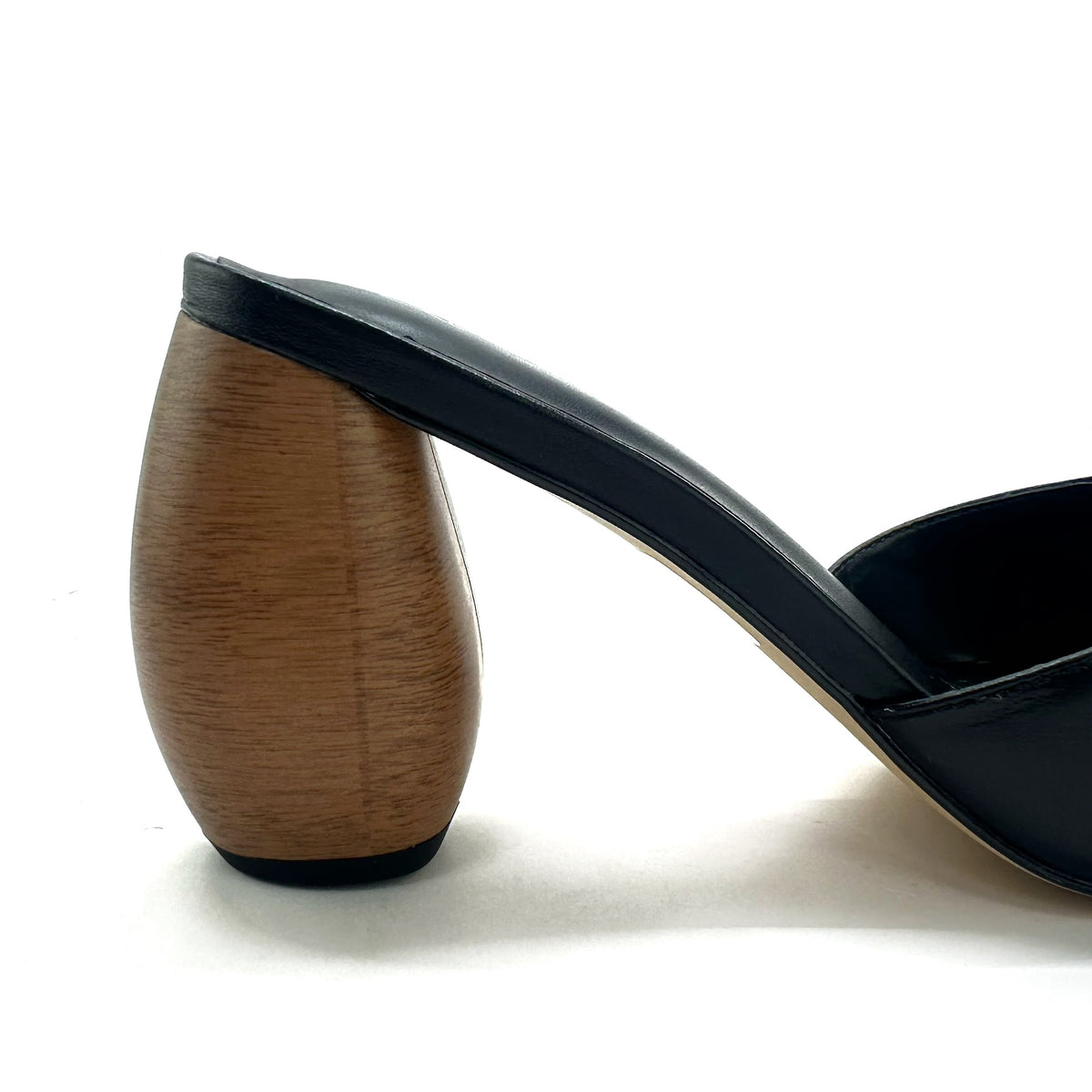 Mule Luna de tacón escultural en color Black — Esenciales II de María Conchita Alcalá