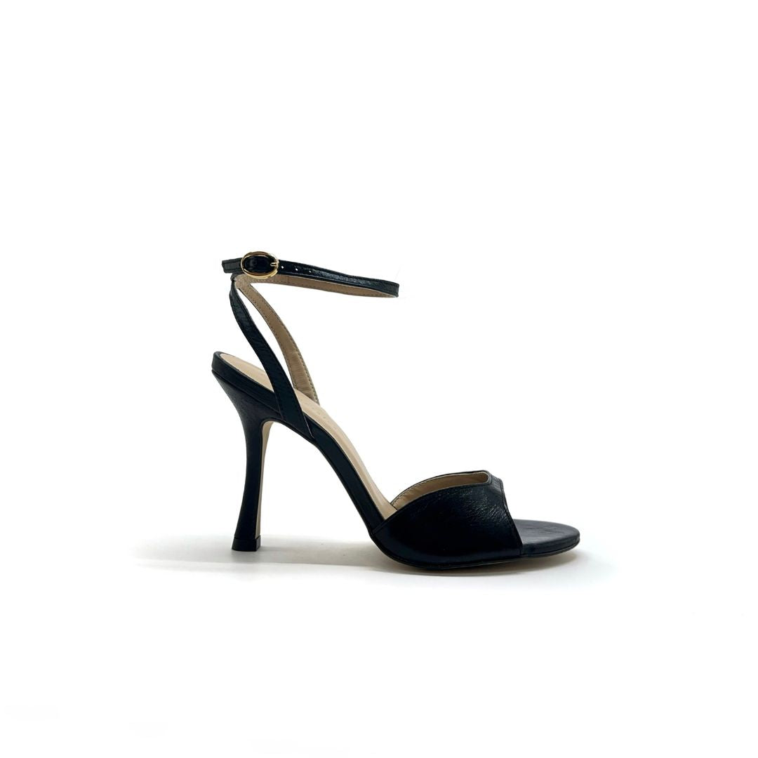 Sandalia Stella de tacón alto en color Black — Esenciales II de María Conchita Alcalá