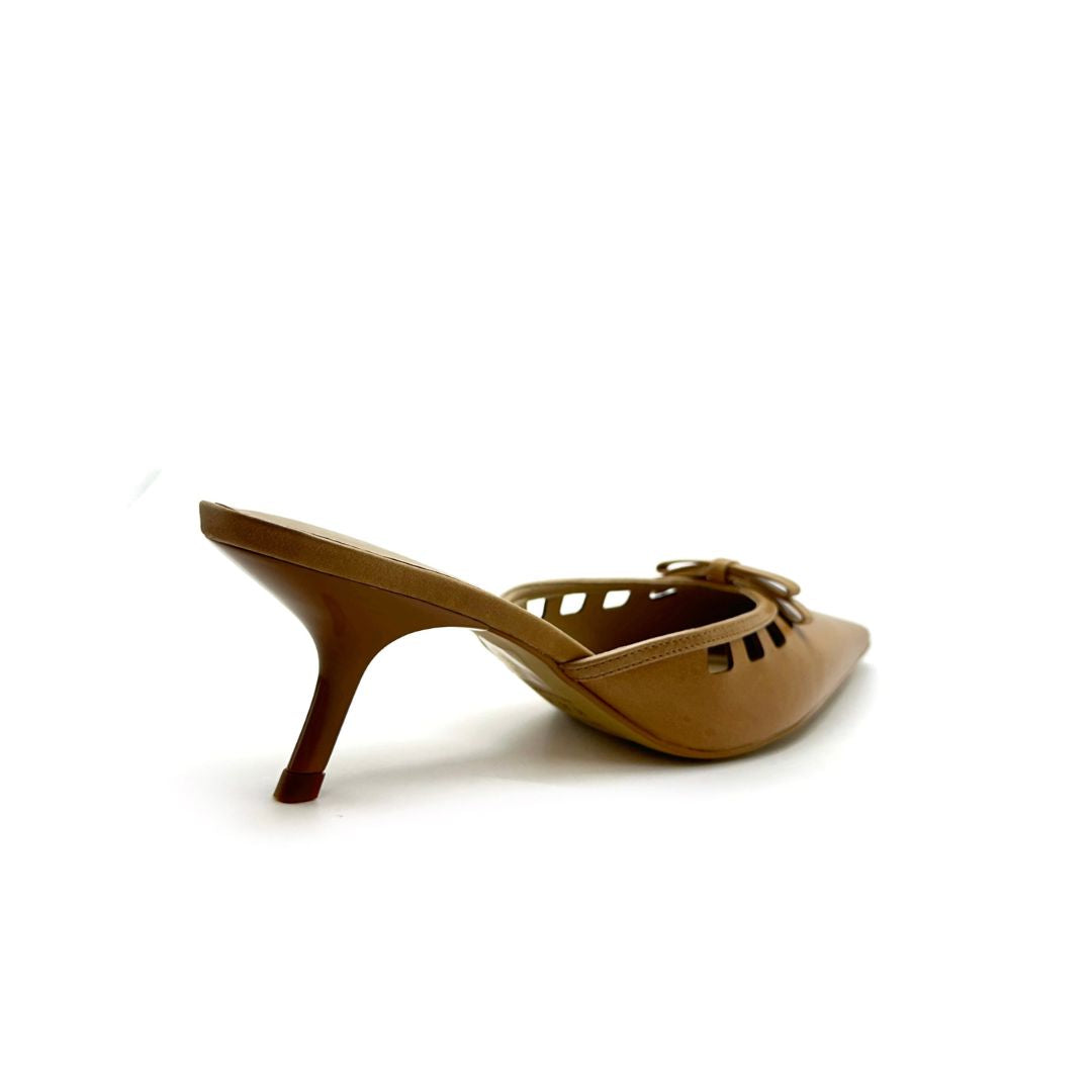 Mule Bella de tacón kitten en color Tan — Esenciales II de María Conchita Alcalá