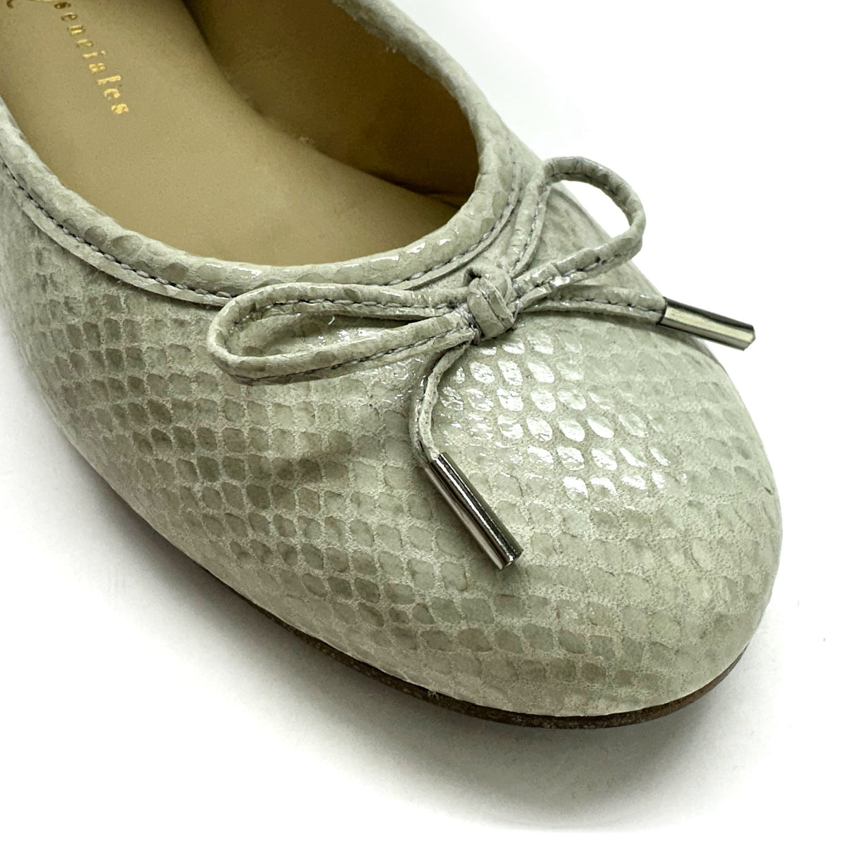 Ballerina Signature con lazo en color Python Gris — Esenciales II de María Conchita Alcalá