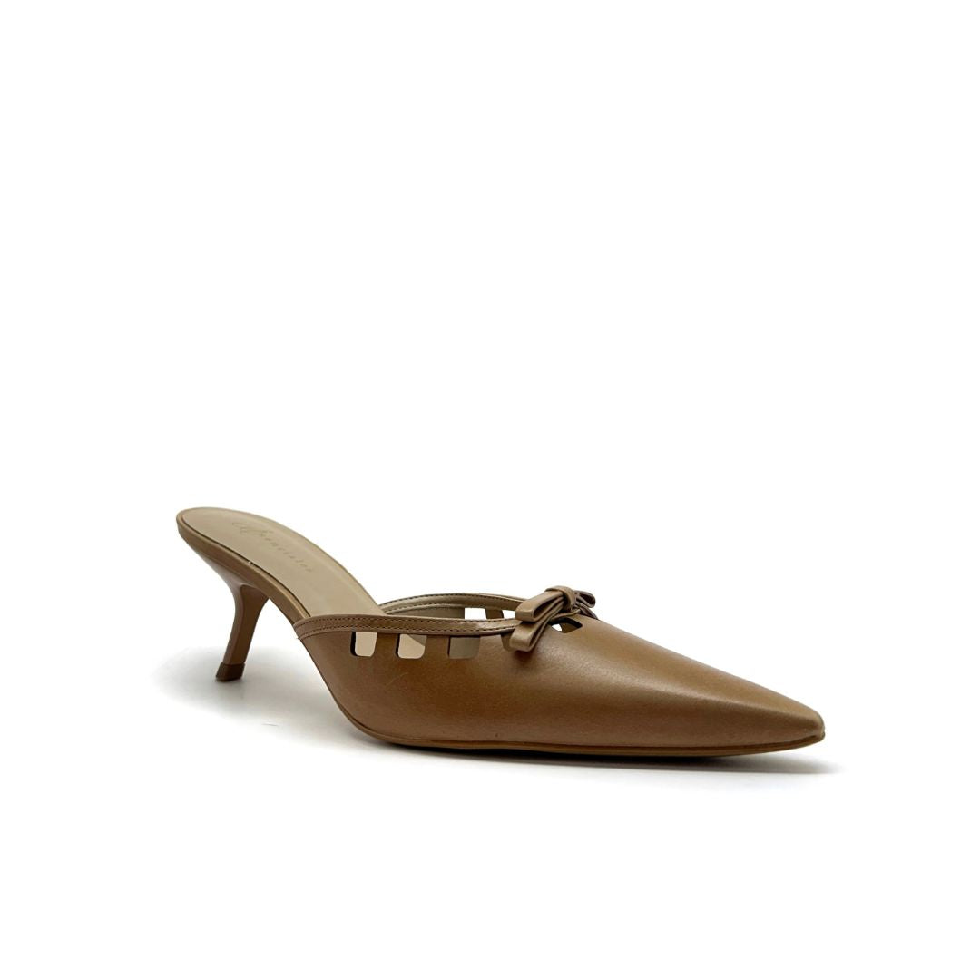 Mule Bella de tacón kitten en color Tan — Esenciales II de María Conchita Alcalá