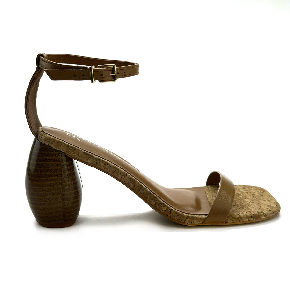 Sandalia Sage de tacón escultural en color Amber — Esenciales II de María Conchita Alcalá