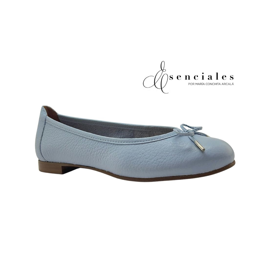 Ballerina Signature con lazo en color Baby Blue — Esenciales II de María Conchita Alcalá