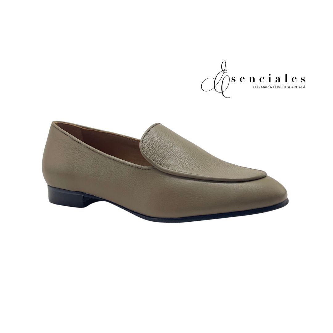 Mocasín Liso de punta en color Terra — Esenciales II de María Conchita Alcalá