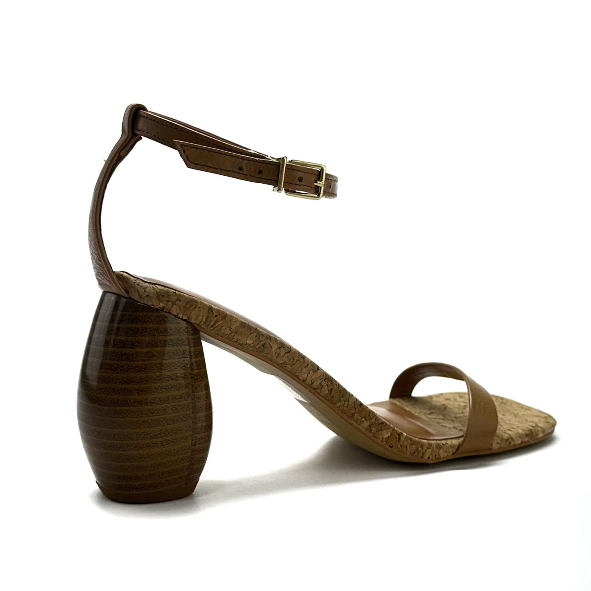Sandalia Sage de tacón escultural en color Amber — Esenciales II de María Conchita Alcalá