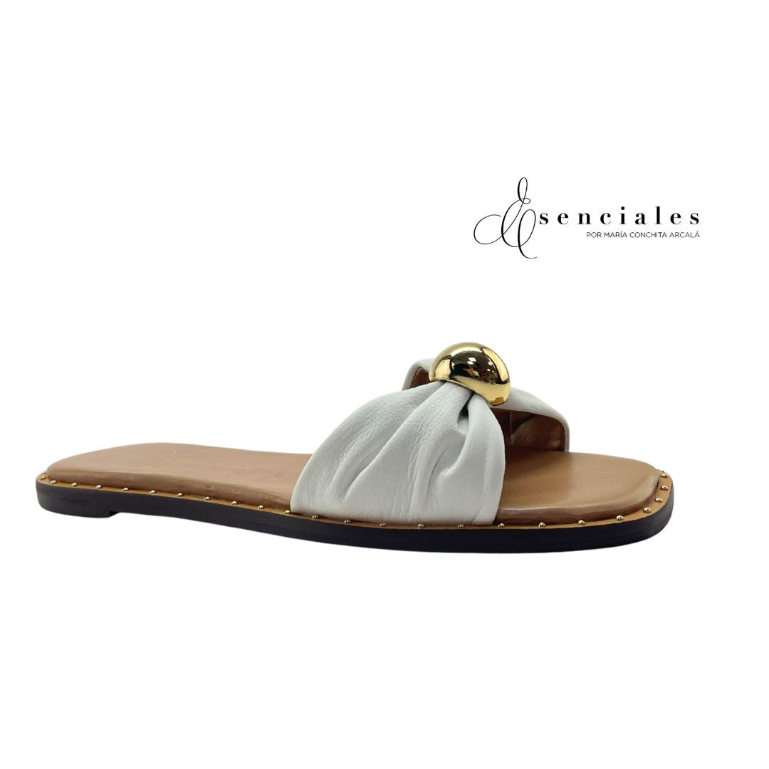 Slide Siena con aplique dorado en color Branco — Esenciales II de María Conchita Alcalá