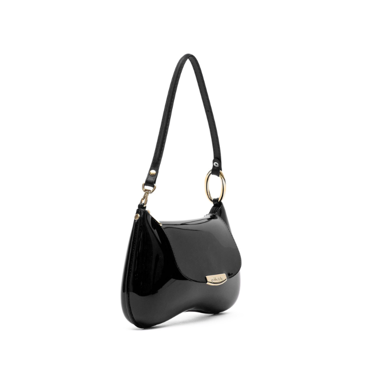 Cartera de hombro de charol en color Preto