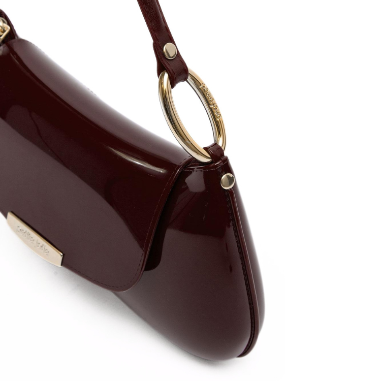 Cartera de hombro de charol en color Brown