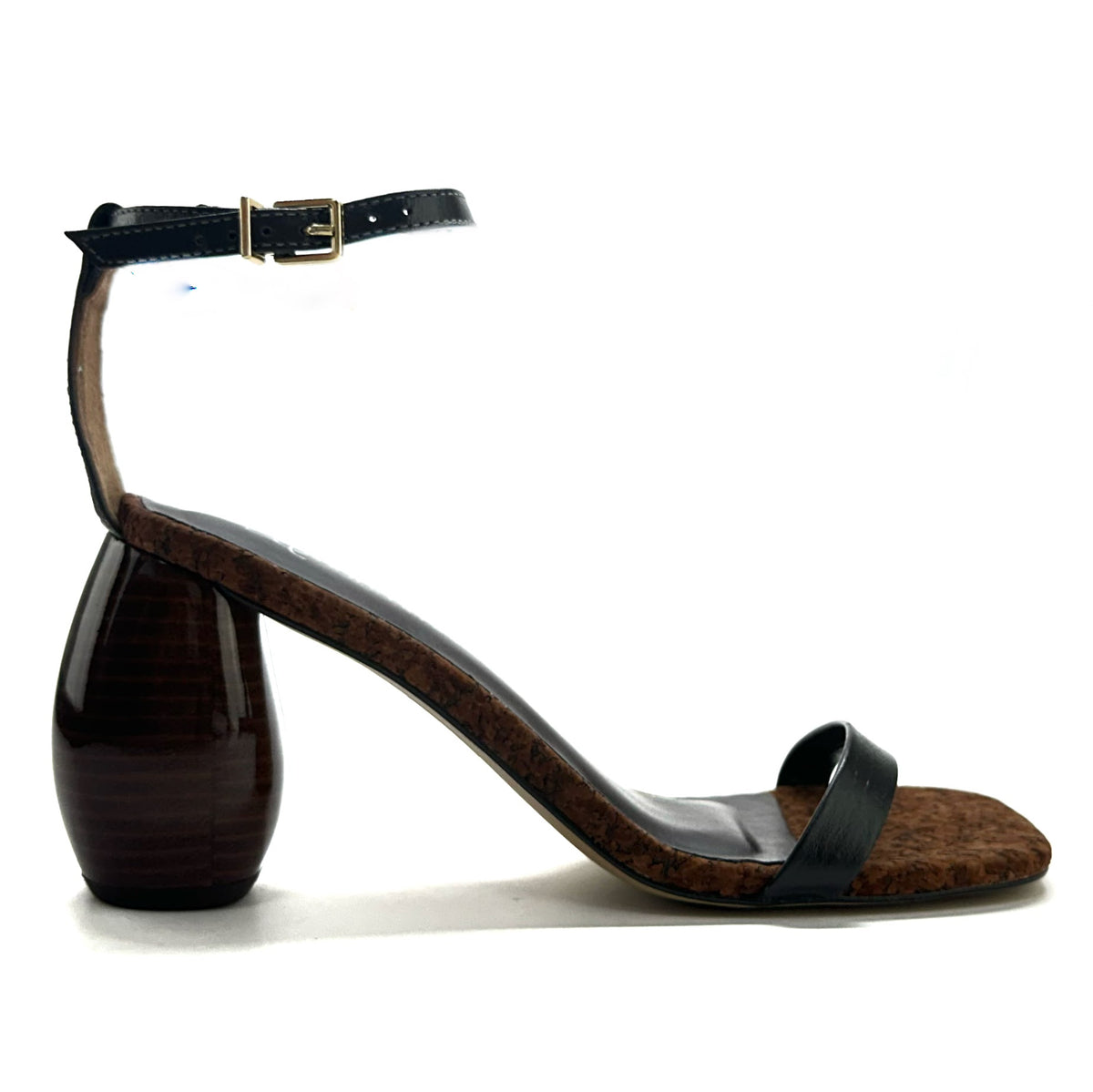 Sandalia Sage de tacón escultural en color Dk Brown — Esenciales II de María Conchita Alcalá
