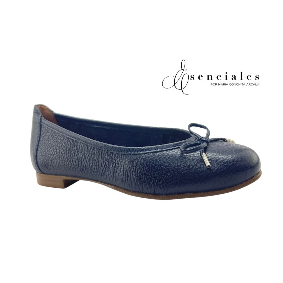 Ballerina Signature con lazo en color Navy — Esenciales II de María Conchita Alcalá