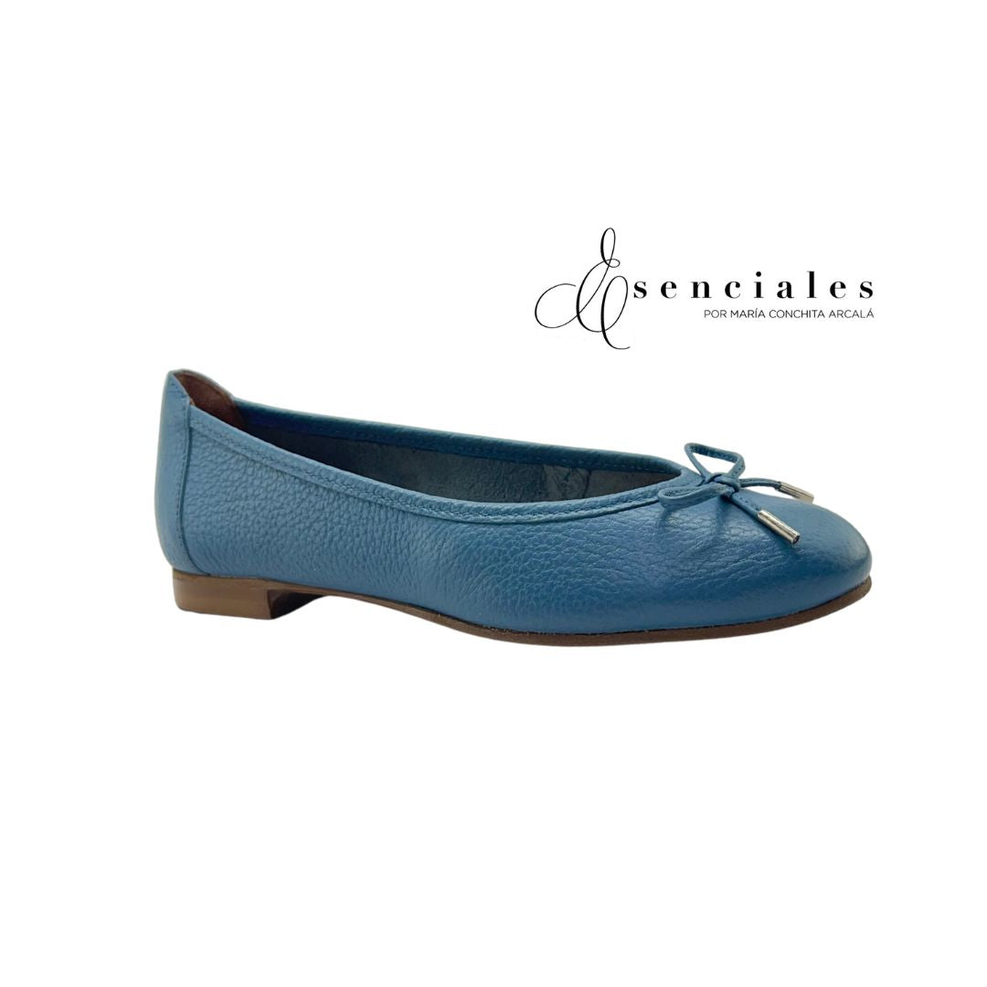 Ballerina Signature con lazo en color Petrol Blue — Esenciales II de María Conchita Alcalá