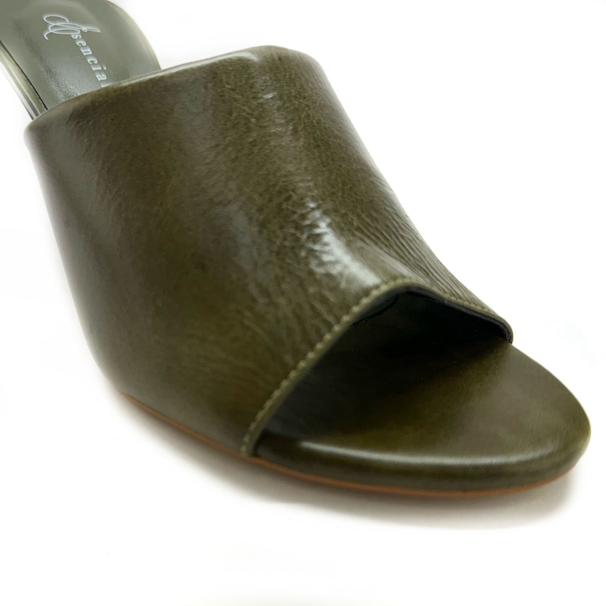 Mule Nova de tacón fino en color Olive — Esenciales II de María Conchita Alcalá