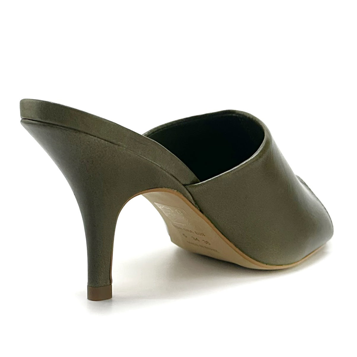 Mule Nova de tacón fino en color Olive — Esenciales II de María Conchita Alcalá