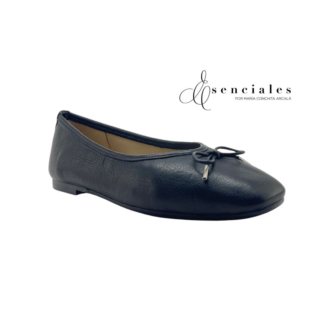 Ballerina con lazo en color Apo Preto — Esenciales II de María Conchita Alcalá