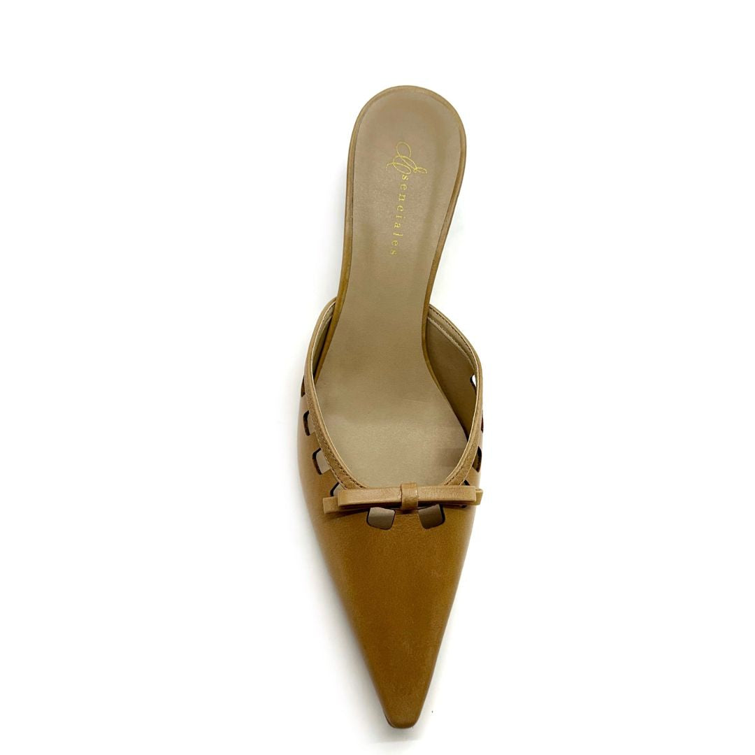 Mule Bella de tacón kitten en color Tan — Esenciales II de María Conchita Alcalá